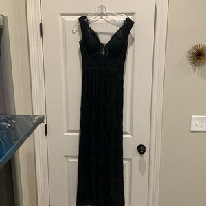 Sherri Hill size 6 black lace overlay formal dress with sewn in black cups